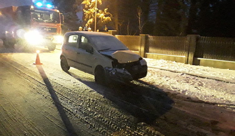 Silnice v Libereckém kraji jsou s opatrností sjízdné, dopravu zkomplikoval nový sníh a silný vítr