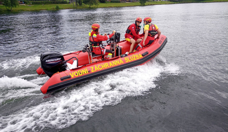 Vodní záchranná služba na přehradě v Jablonci.