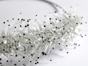 Skleněné šperky a objekty Karolíny Kopřivové rozzáří muzeum