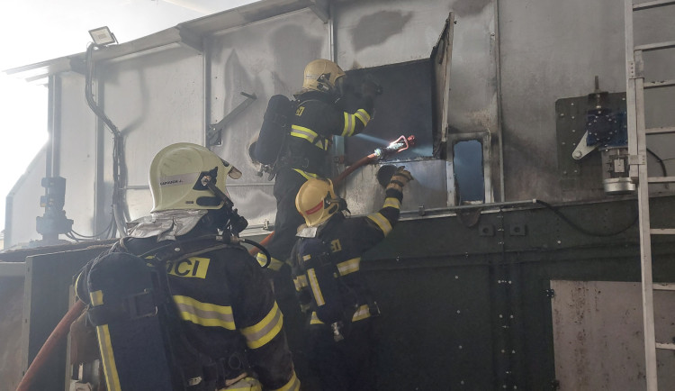 Hasiči na Českolipsku vyjížděli k požáru ve výrobě pelet v Holanech
