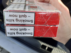 Celníci se zaměřili na pašování cigaret. Auto u Hrádku jimi bylo napěchované
