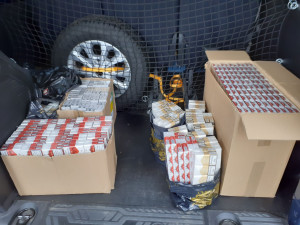 Celníci se zaměřili na pašování cigaret. Auto u Hrádku jimi bylo napěchované