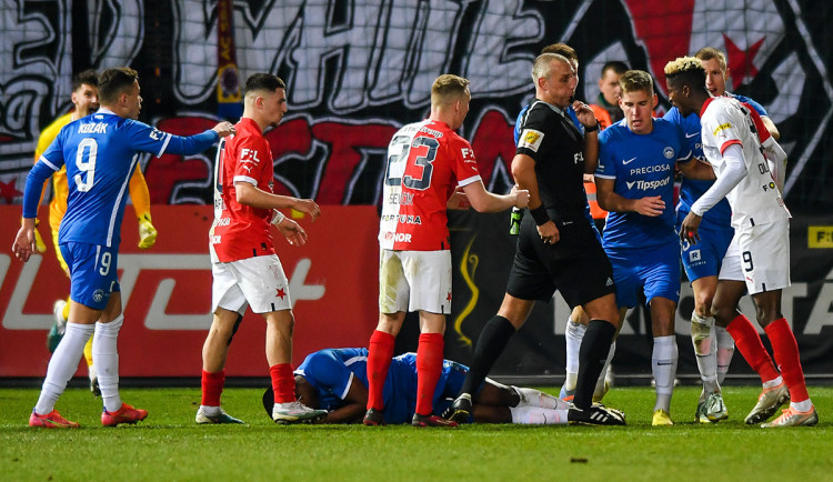 Olayinka právě sestřelil hlavičkou Ndefeho a brzy uvidí červenou kartu.