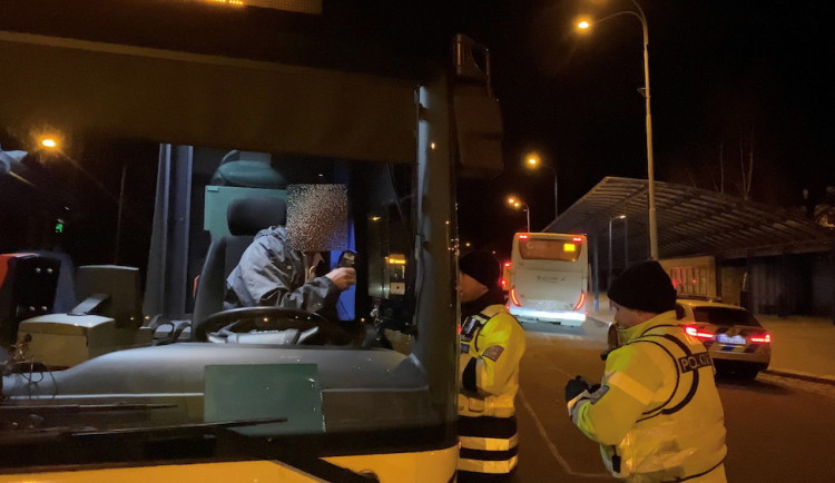Policisté kontrolovali řidiče autobusů a tramvají. Dva z nich nadýchali