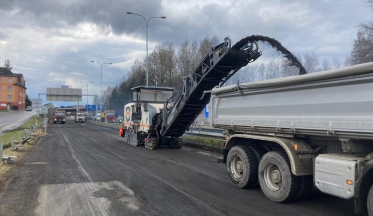 Další práce na průtahu Libercem. Vzniká propojení mezi sjezdy z ulice České mládeže a na Jablonec