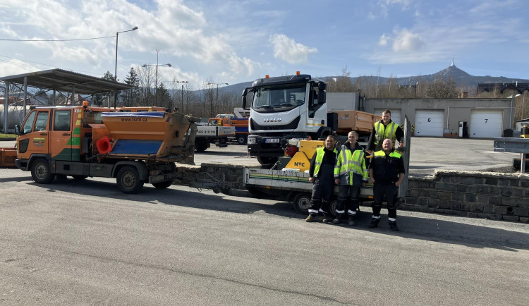 Nový tým na opravu výtluků.