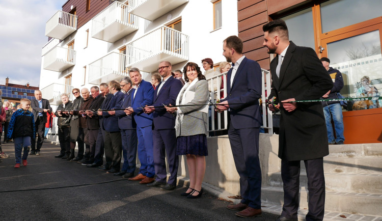 FOTO: Velké Meziříčí dokončilo dům s 30 byty pro seniory, nastěhují se za měsíc. Všechny jsou již obsazené