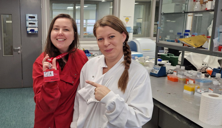 Miroslava Rysová (vlevo) s kolegyní v laboratoři.