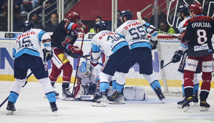 Tygři v dramatickém zápase podlehli Hradci po prodloužení. Zítra je čeká čtvrtý zápas série