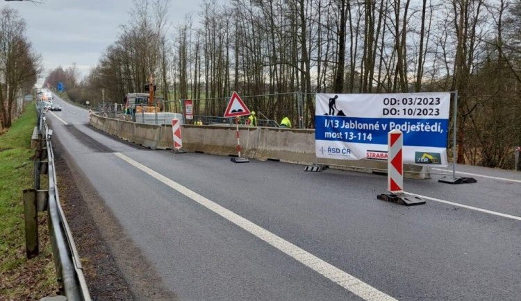 V Jablonném začala oprava mostu na silnici I/13.