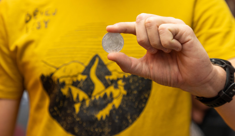 Premiérová ražba pamětních medailí Běhej lesy proběhla v jarním Jablonci