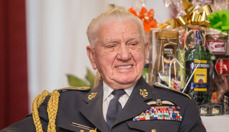 Zemřel válečný hrdina a poslední český pilot RAF Emil Boček. Bylo mu sto let