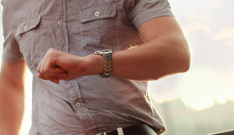 Noc na neděli bude o hodinu kratší, začne platit letní čas