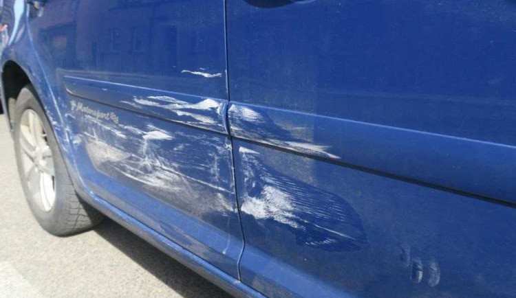 Opilý muž na Českolipsku naboural a ujel. Hrozí mu až tříletý trest