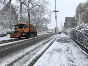 V Libereckém kraji nasněžilo, silničáři uzavřeli pro kamiony silnici přes Oldřichov
