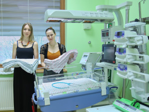 Studentky z Kateřinek našily desítky kusů povlečení pro neonatologii
