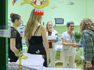 Studentky z Kateřinek našily desítky kusů povlečení pro libereckou neonatologii