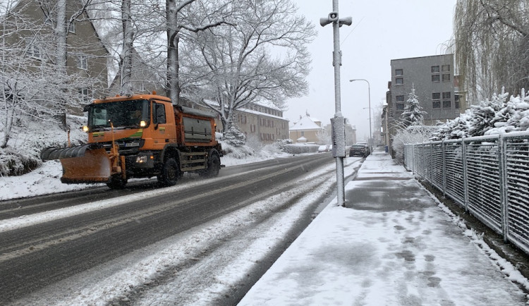 V Libereckém kraji nasněžilo, silničáři uzavřeli pro kamiony silnici přes Oldřichov