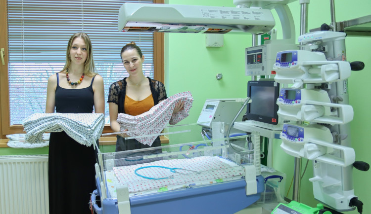 Povlečení pro neonatologii ušily studentky z Kateřinek.