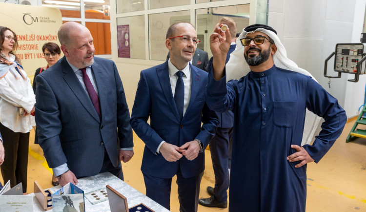 Jablonecká mincovna vyrazila investiční mince pro Arabské emiráty