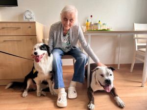 Dárečka a Annie senioři milují. Psi jsou pro ně kamarády i terapeuty