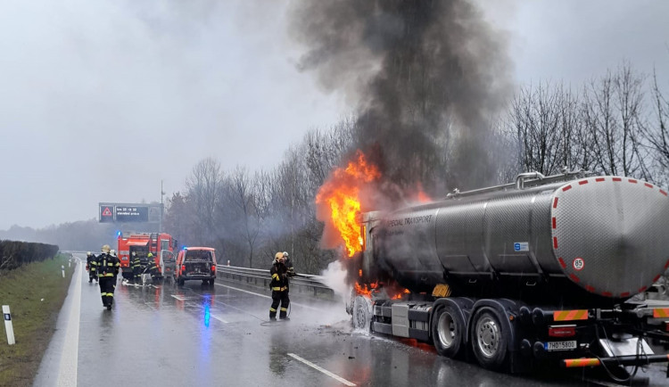 Kvůli hořící cisterně se zastavil provoz na silnici u Dlouhého Mostu