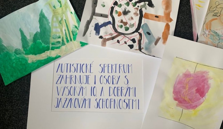 Světový den porozumění autismu připomene výstava Centra Lira i modré logo kraje