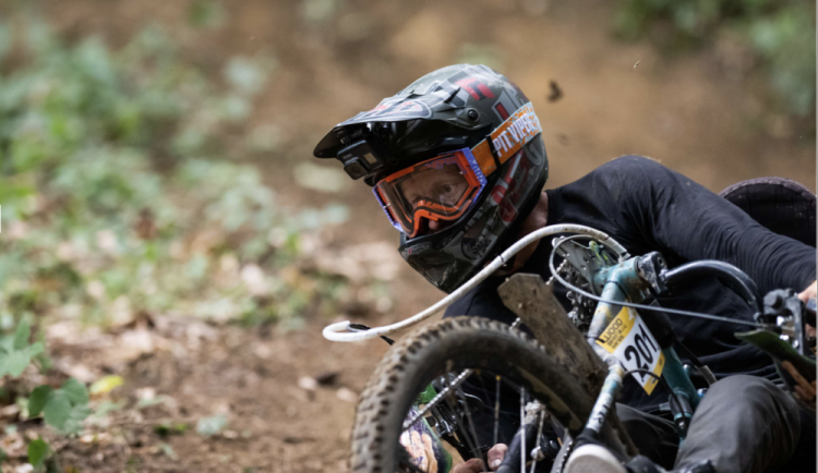 Po nehodě na kole skončil na vozíku, v adrenalinovém sportu ale pokračuje dál. Freerieder Michal Kosík rychlost prostě miluje