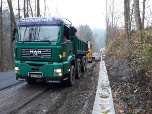 Začala rekonstrukce silnice 14 u Poniklé, provoz je kyvadlový. Práce potrvají do konce příštího roku