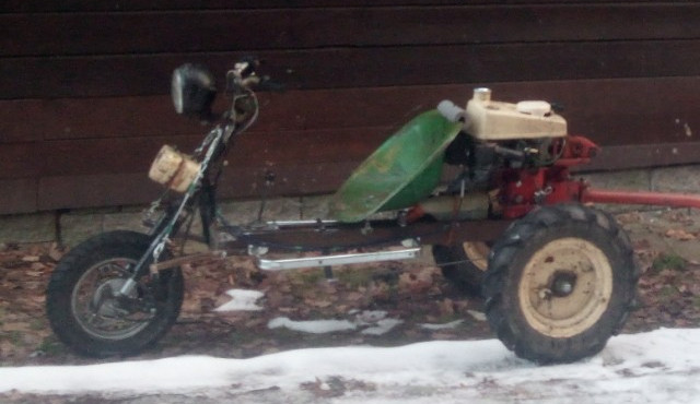 Zloděj okradl mladého kutila. Školákovi sebral vlastnoručně sestrojený traktůrek