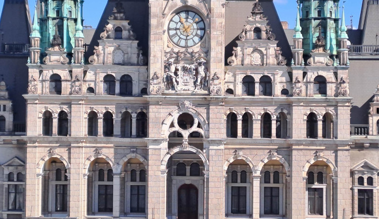 Na radnici dojde k výměně dalších oken.