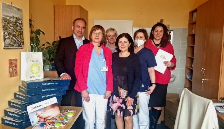 Miminka v brněnské nemocnici budou hlídat nové monitory dechu