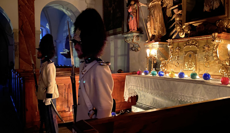 V Krumlově obnovují tradici z dob Schwarzenberků, garda tam hlídá Boží hrob