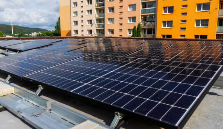 V Jablonci se vydají cestou komunitní energetiky, střechy domů osadí fotovoltaikou