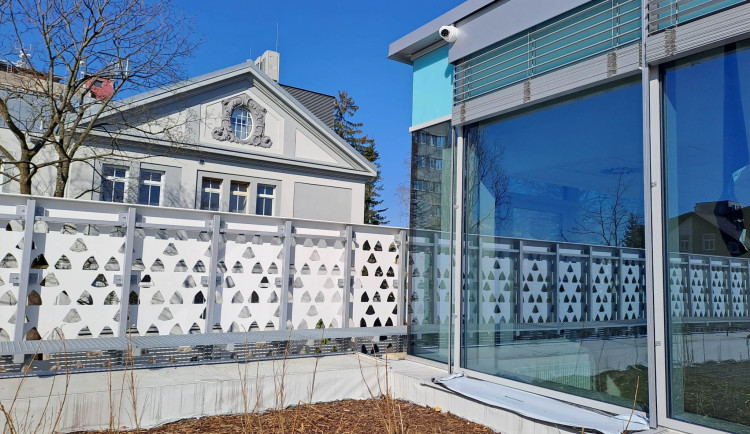 Kontrast moderní stavby centra nukleární medicíny s historií.