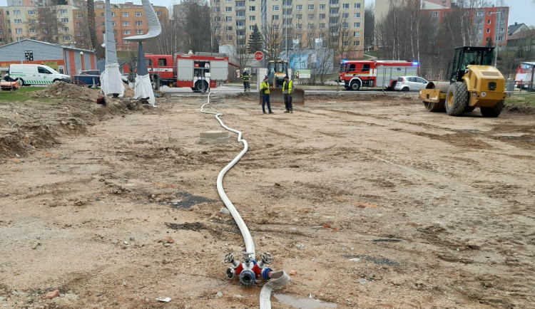 Kvůki překopnutému potrubí v Jablonci evakuovali přes padesát lidí.