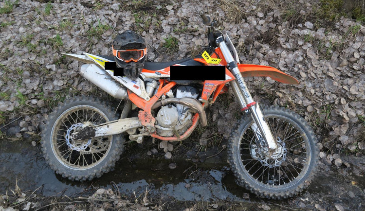 Motocykl, na které mladík nezvládl jízdu.