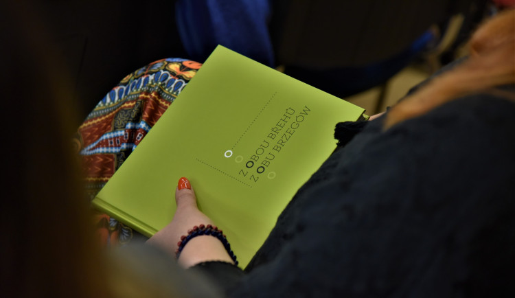 Vyšla nová čítanka nazvaná Z obou břehů / Z obu brzegów