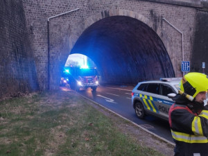 Kolemjdoucí si všiml člověka na viaduktu, nejspíš mu zachránil život