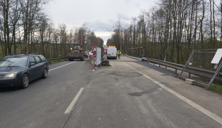 Ze silnici I/13 zmizely semafory, jezdí se již v obou směrech.