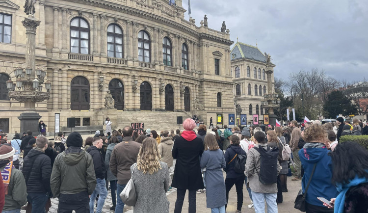 Prahou prošel pochod proti potratům. Kritici se sešli před Rudolfinem