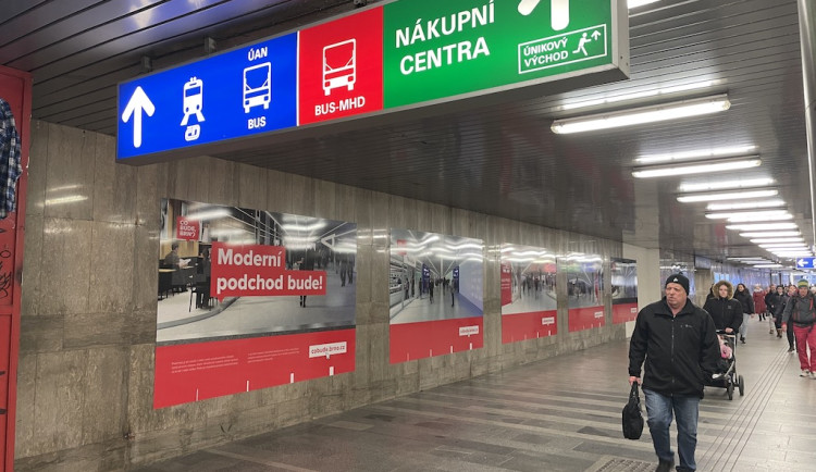 Muž v Brně se ztrapnil na nádraží. Obvinil ženu z krádeže mobilu, přitom ho měl v kapse