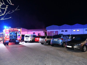 Hasiči v Liberci vyjížděli k požáru prodejny potravin v Rochlici, škoda je 800 tisíc korun
