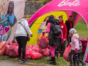 Barbie uklízí Liberec – sobotní úklidová akce v lesoparku Opičák