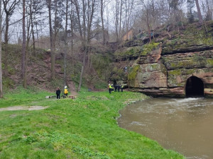 Děti uvízly na skále u Průrvy Ploučnice. Dolů jim pomohli hasiči