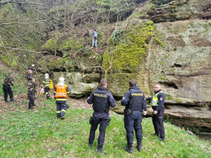 Děti uvízly na skále u Průrvy Ploučnice. Dolů jim pomohli hasiči