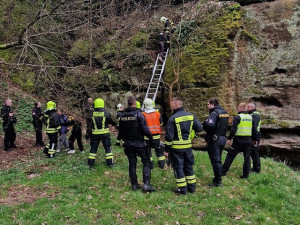 Děti uvízly na skále u Průrvy Ploučnice. Dolů jim pomohli hasiči