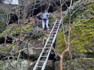 Děti uvízly na skále u Průrvy Ploučnice. Dolů jim pomohli hasiči