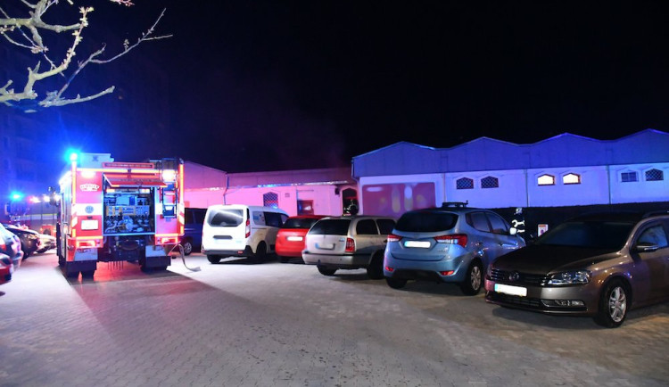 Hasiči v Liberci vyjížděli k požáru prodejny potravin v Rochlici, škoda je 800 tisíc korun
