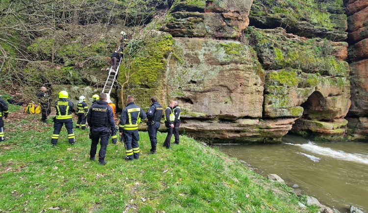 Děti uvízly na skále a nemohly dolů.